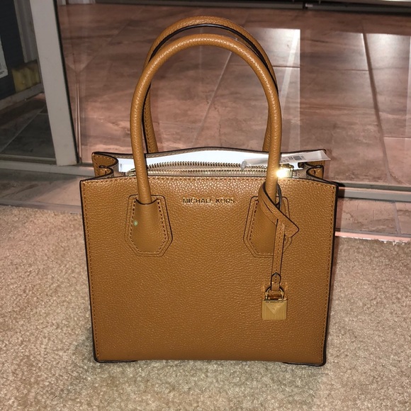 Adorable Michael Kors Mini Handbag NWT - Picture 1 of 8